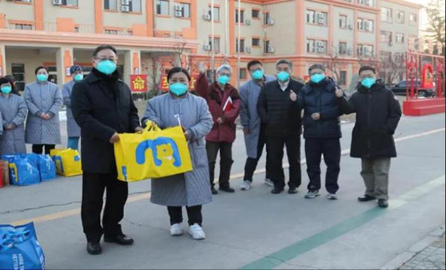 图为中康党委班子慰问丰台汇睿天诚医学隔离点医护人员